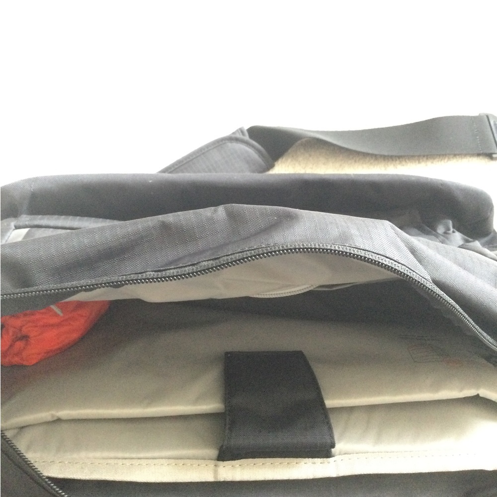 NWT Vaude Cyclist Messenger Bag - Picture 4 of 4